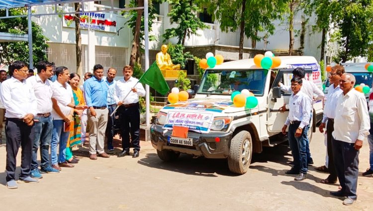 कलेक्टर ने हरी झंडी दिखाकर मतदाता जागरूकता रथ को किया रवाना