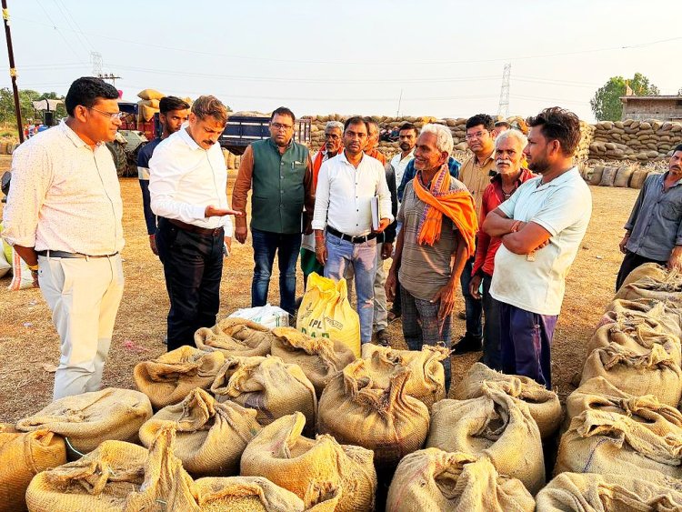 कलेक्टर ने धान उपार्जन केन्द्र भोरमपुर कला का किया निरीक्षण