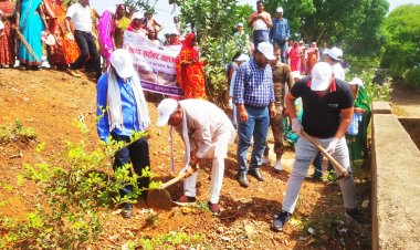 कोड़े नवागांव सरोवर में जन प्रतिनिधियों, कलेक्टर और नागरिकों ने की सफाई*