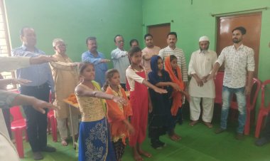 इक़रा फाउंडेशन ने जरूरतमंद छात्रों को किया निःशुल्क कॉपी- पुस्तक का वितरण