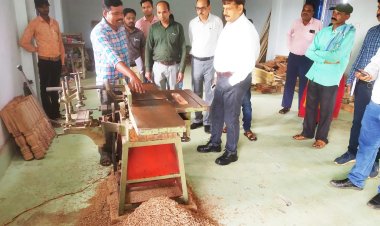 खैरागढ़ : कलेक्टर ने गोबर पेन्ट निर्माण यूनिट का किया निरीक्षण*