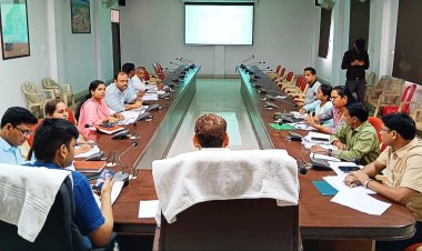 कलेक्टर ने ली राजस्व अधिकारियों की बैठक, दिए निर्देश*