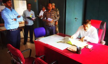 कलेक्टर ने किया स्कूलों का दौरा, दो प्राचार्यों को कारण बताओ जारी