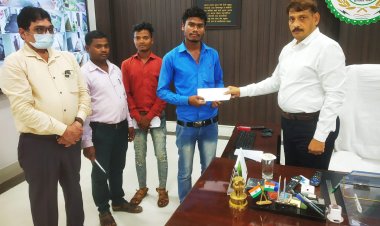 कलेक्टर ने जिला के तीन बैगा युवाओं को सौंपी सीधे नियुक्ति आदेश