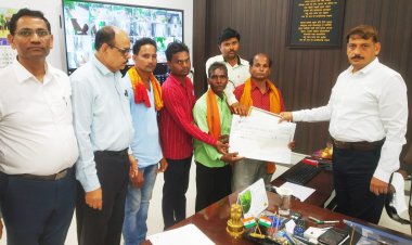 कलेक्टर ने रामायण मंडली विजेता मारूटोला खुर्द को दिया 50 हजार का चेक