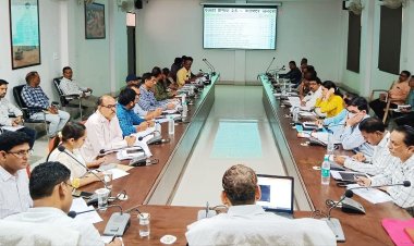 कलेक्टर ने ली समय सीमा की बैठक, कार्यों मे गति लाने दिए निर्देश