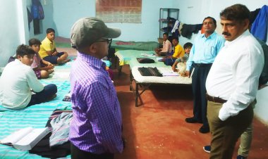 कलेक्टर गोपाल वर्मा ने छात्रावास का किया औचक निरीक्षण