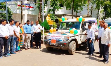 कलेक्टर ने हरी झंडी दिखाकर मतदाता जागरूकता रथ को किया रवाना
