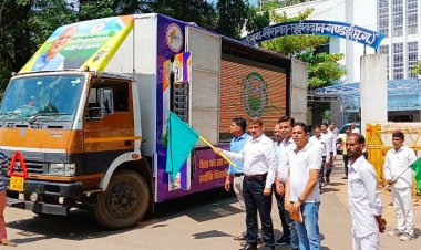 जनसंपर्क रायपुर के एलईडी वैन को कलेक्टर ने किया रवाना