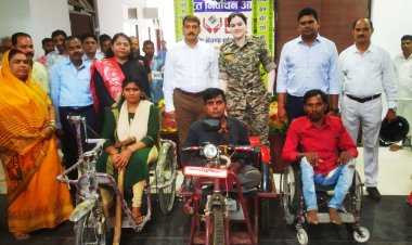 कलेक्टर और एसपी ने बरसते पानी में निकाली बाईक रैली     दिया मतदान का संदेश