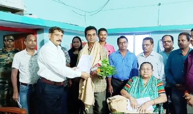 कलेक्टर ने शारीरिक अक्षम व्याख्याता को सेवानिवृत्त पर घर जाकर सौपा पेंशन आदेश