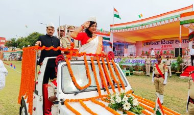 खैरागढ़  मुख्य अतिथि विधायक संगीता सिन्हा ने किया ध्वजारोहण और ली परेड की सलामीखैरागढ़  मुख्य अतिथि विधायक संगीता सिन्हा ने किया ध्वजारोहण और ली परेड की सलामी