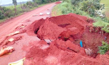 प्रधानमंत्री ग्रामीण सड़क योजना का बुरा हाल  रामपुर से चोभर सड़क मार्ग का सुपरा साफ