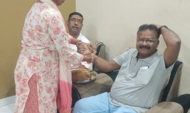 राखी मे दिखा भाई बहन का प्यार          भाई के हांथो में रक्षा की सुत्र बांधकर बहन ने मांगा अपनी सुरक्षा का वादा