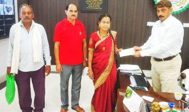 कलेक्टर ने ज्योति को निःशक्त विवाह हेतु सौंपा 50 हजार का चेक