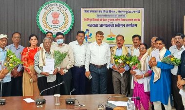 शिक्षक दिवस पर कलेक्टर ने 8 शिक्षकों को किया सम्मानित