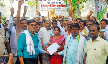 रेल यात्रा मेँ हो रहें अव्यवस्था को लेकर  जिले के कांग्रेसियों ने कलेक्टर को सौपा ज्ञापन