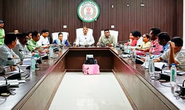 सड़क मरम्मत कार्य शीघ्र आरम्भ करें     कलेक्टर