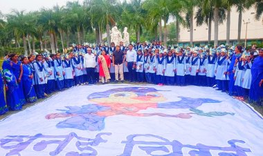 चुनई चिरई का मुखौटा लगाकर 200 छात्राओं में दिया मतदान का संदेश