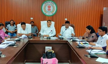 कलेक्टर ने निर्वाचन संबंधी एस एस टी एफ एस टी  सहित सभी दलों की ली बैठक