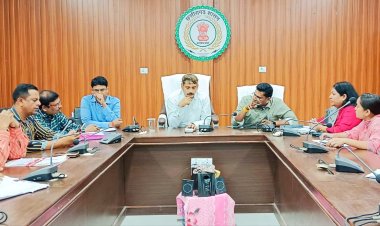 कलेक्टर ने सभी मतदान केंद्र और पहुंच मार्ग को दुरुस्त कर रिपोर्टिंग के दिए निर्देश