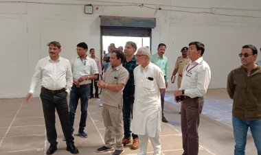 सामान्य आब्जर्वर       पुलिस आब्जर्वर    और व्यय आब्जर्वर   राजनीति दलों के प्रतिनिधियों के  साथ निरीक्षण में   पिपरिया स्थित स्ट्रांग रूम पंहुचे