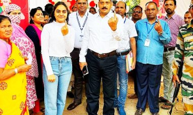 प्रथम मतदाता के रूप में कलेक्टर ने डाला वोट        दिया मतदान का संदेश