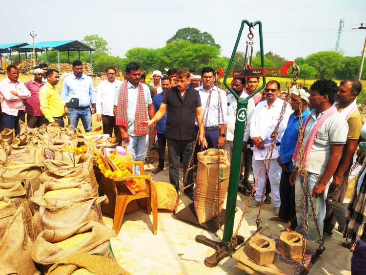 कलेक्टर ने किसानों का धान तौलकर किया खरीदी का शुभारंभ