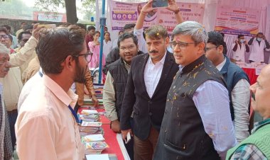 विकसित भारत संकल्प यात्रा के जिला प्रभारी अधिकारी रक्षा मंत्रालय भारत सरकार के संयुक्त सचिव श्री मयंक तिवारी ग्राम पेंड्रीकला पंहुचे