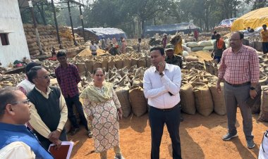 कलेक्टर ने सीमावर्ती बकरकट्टा के धान खरीदी केंद्र का किया दौरा