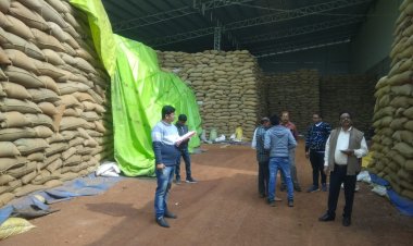 जिला प्रशासन द्वारा गठित संयुक्त दल ने अवैध धान पर  ओम एग्रो पर की कार्यवाही