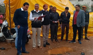 बरसते पानी में कलेक्टर श्री चंद्रकांत वर्मा ने लिया धान उपार्जन केंद्रों का जायजा