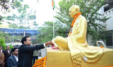 कलेक्टर श्री चंद्रकांत वर्मा ने कलेक्ट्रेट में फहराया राष्ट्रध्वज