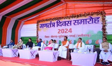 राजनांदगांव लोकसभा सांसद श्री संतोष पाण्डे ने राष्ट्र ध्वज फहराया और परेड की सलामी ली