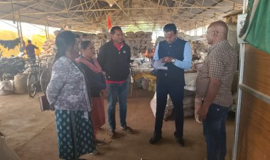 झुरानदी में ड्रेनेज सिस्टम      स्टेकिंग में लापरवाही और गंडई में अव्यवस्था देख नाराज हुए कलेक्टर