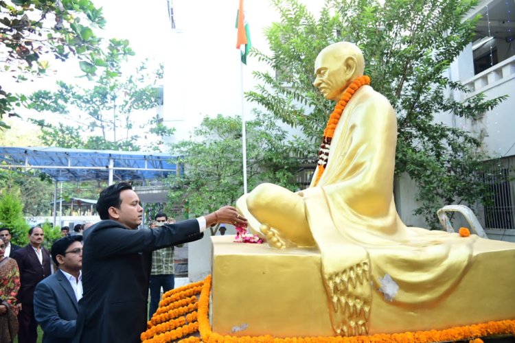 कलेक्टर श्री चंद्रकांत वर्मा ने कलेक्ट्रेट में फहराया राष्ट्रध्वज
