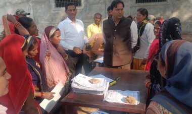 महतारी वंदन योजना के लिए फॉर्म भरने महिलाओं में दिख रहा है उत्साह