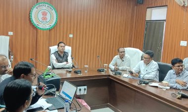 राजनीतिक दल के प्रतिनिधियों की उपस्थिति में किया ईव्हीएम मशीनों का प्रथम रेंडीमाइजेशन