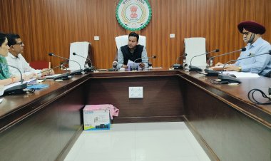 कलेक्टर ने की लोकनिर्माण विभाग के विभिन्न निर्माण कार्यो की समीक्षा