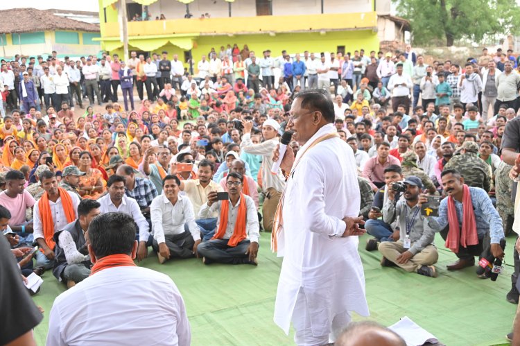 झुरानदी पहुंचे मुख्यमंत्री चौपाल लगाकर सुनीं ग्रामीणों की समस्याएं