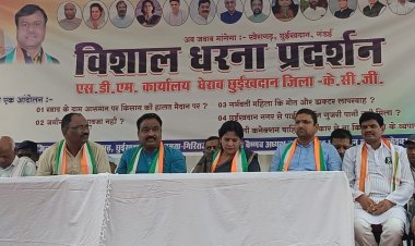 किसानों के साथ हो रहे अन्याय के खिलाफ कांग्रेसियों ने किया एस डी एम कार्यालय का घेराव