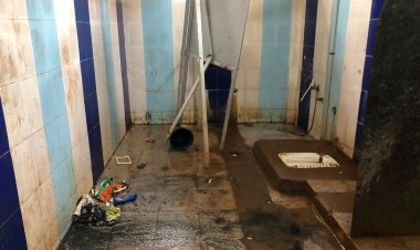 स्कूल के बदहाल बाथरूम और व्यवस्था पर एक छात्र का टूटा फूटा शिकायत