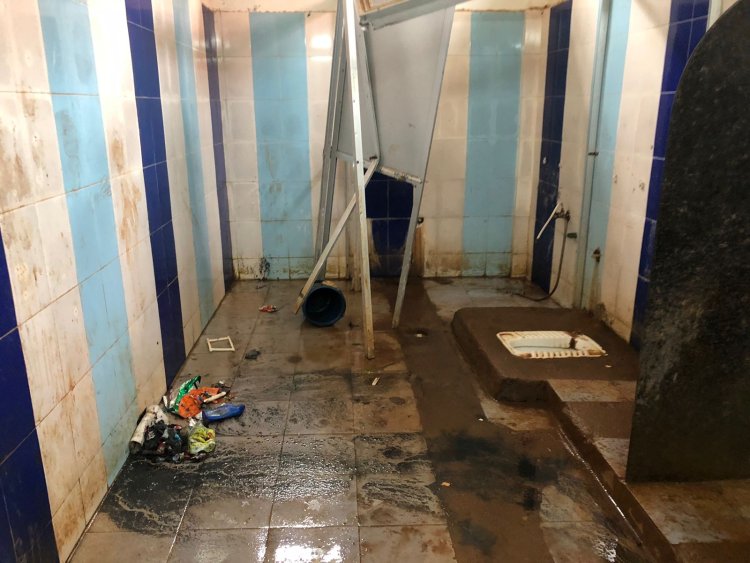 स्कूल के बदहाल बाथरूम और व्यवस्था पर एक छात्र का टूटा फूटा शिकायत