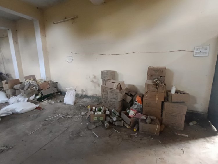 कृषि विभाग का गोदाम दे रहा दुर्घटना को निमंत्रण