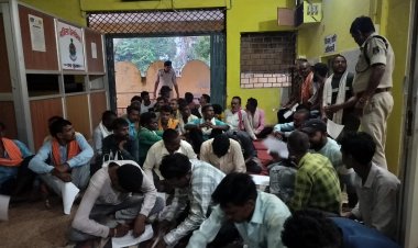 छुईखदान पुलिस की अनोखी पहल  60 से अधिक नशेबाजों की लगाई परेड