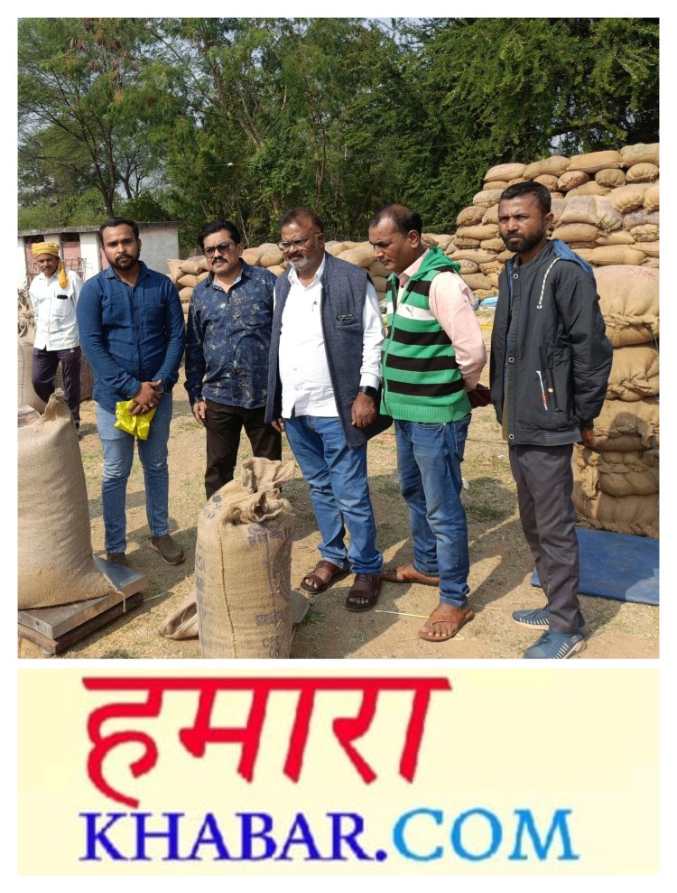 धान खरीदी केंद्र का निरीक्षण कर रहे किसान कांग्रेस के अध्यक्ष देवराज किशोर