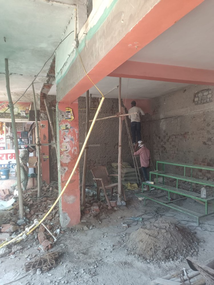 नगर पंचायत के व्यवसायिक कॉम्प्लेक्स में अवैध तोड़फोड़   कार्यवाही और FIR की मांग