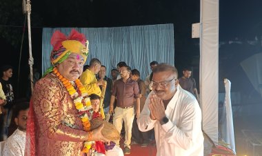 शाही ठाठ बाठ के साथ निकली राजा गिरिराज किशोर दास की सवारी
